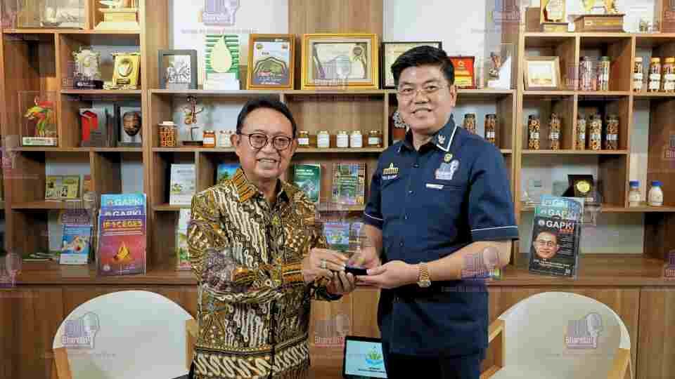 Podcast EdShareOn yang Dipandu Eddy Wijaya: Tata Kelola Ekspor Kelapa Sawit Melalui Danantara – Partisipasi Industri Dalam Penyusunan Regulasi Sebagai Prasyarat Efektivitas Kebijakan